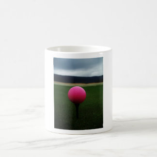 Pink Golf Ball auf dem Golfplatz Kaffeetasse