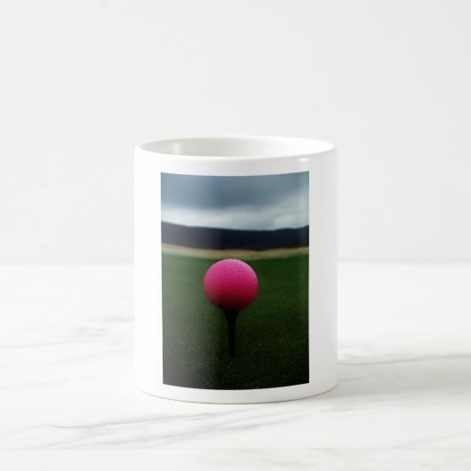 Pink Golf Ball auf dem Golfplatz Kaffeetasse (Mittel)