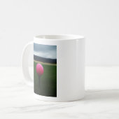 Pink Golf Ball auf dem Golfplatz Kaffeetasse (Vorderseite Links)