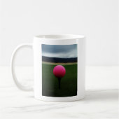 Pink Golf Ball auf dem Golfplatz Kaffeetasse (Links)