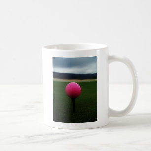 Pink Golf Ball auf dem Golfplatz Kaffeetasse