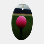 Pink Golf Ball auf dem Golfplatz Keramik Ornament (Rechts)