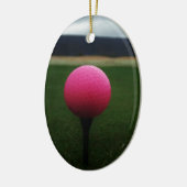 Pink Golf Ball auf dem Golfplatz Keramik Ornament (Links)