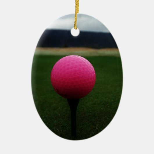 Pink Golf Ball auf dem Golfplatz Keramik Ornament (Vorne)