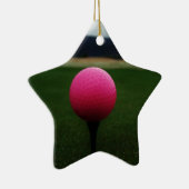 Pink Golf Ball auf dem Golfplatz Keramik Ornament (Rechts)