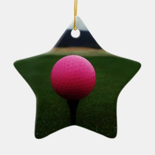 Pink Golf Ball auf dem Golfplatz Keramik Ornament (Vorne)