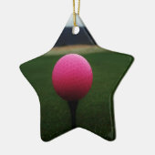 Pink Golf Ball auf dem Golfplatz Keramik Ornament (Links)