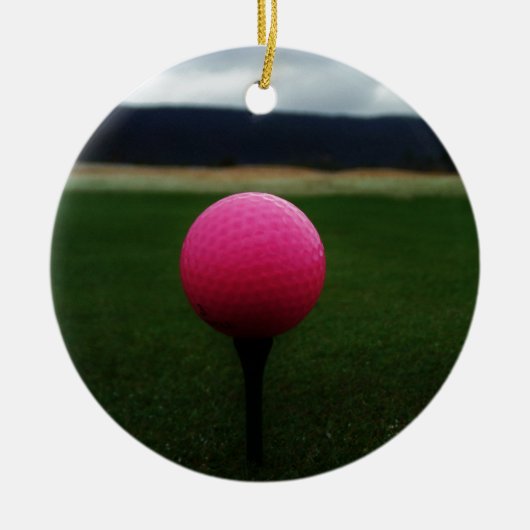 Pink Golf Ball auf dem Golfplatz Keramikornament (Vorne)