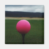 Pink Golf Ball auf dem Golfplatz Magnet (Vorne)
