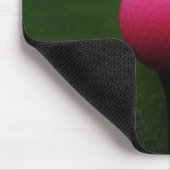 Pink Golf Ball auf dem Golfplatz Mousepad (Ecke)