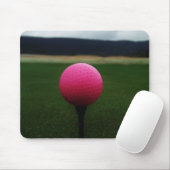 Pink Golf Ball auf dem Golfplatz Mousepad (Mit Mouse)
