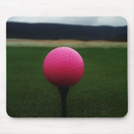 Pink Golf Ball auf dem Golfplatz Mousepad (Vorne)