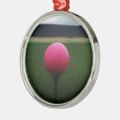 Pink Golf Ball auf dem Golfplatz Ornament Aus Metall (Links)
