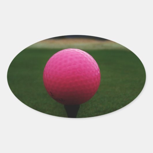 Pink Golf Ball auf dem Golfplatz Ovaler Aufkleber (Vorderseite)