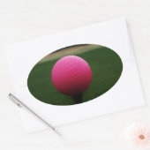 Pink Golf Ball auf dem Golfplatz Ovaler Aufkleber (Umschlag)