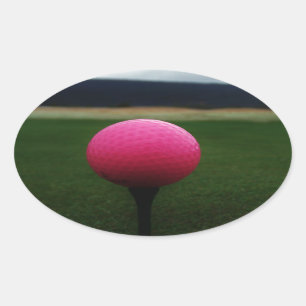 Pink Golf Ball auf dem Golfplatz Ovaler Aufkleber