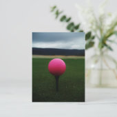 Pink Golf Ball auf dem Golfplatz Postkarte (Stehend Vorderseite)