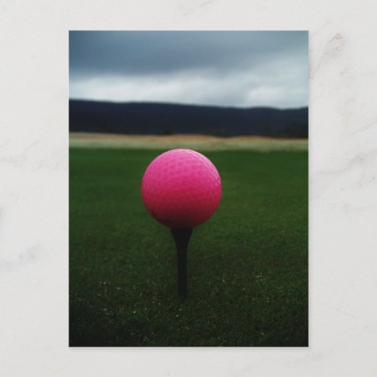 Pink Golf Ball auf dem Golfplatz Postkarte (Vorderseite)