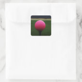 Pink Golf Ball auf dem Golfplatz Quadratischer Aufkleber (Tasche)