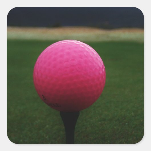 Pink Golf Ball auf dem Golfplatz Quadratischer Aufkleber (Vorderseite)
