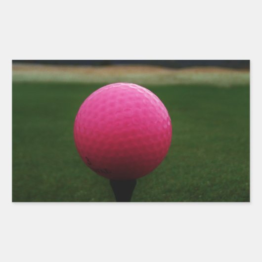 Pink Golf Ball auf dem Golfplatz Rechteckiger Aufkleber (Vorderseite)