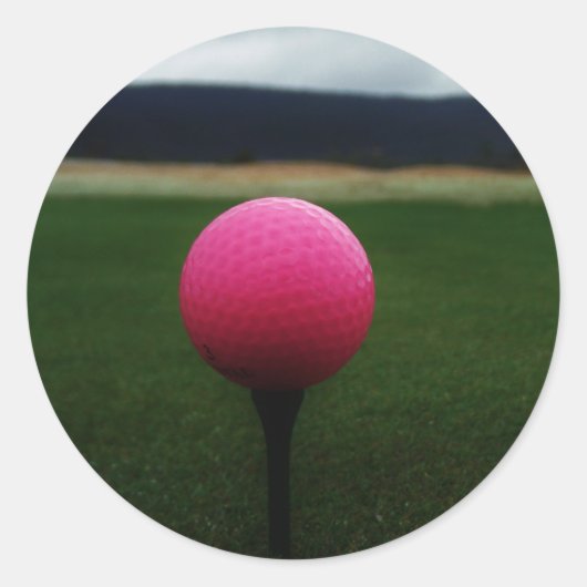 Pink Golf Ball auf dem Golfplatz Runder Aufkleber (Vorderseite)