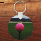 Pink Golf Ball auf dem Golfplatz Schlüsselanhänger (Vorderseite)