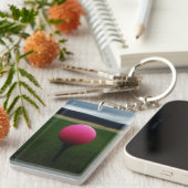 Pink Golf Ball auf dem Golfplatz Schlüsselanhänger (Vorderseite rechts)