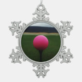 Pink Golf Ball auf dem Golfplatz Schneeflocken Zinn-Ornament (Vorderseite)