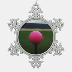 Pink Golf Ball auf dem Golfplatz Schneeflocken Zinn-Ornament