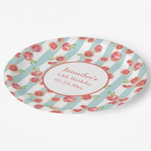 Pink Grapefruits Muster auf grünen Streifen Geburt Pappteller (Schrägansicht)
