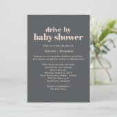 Pink-graue Boho Typografie Drive-by-Baby-Dusche Einladung (Stehend Vorderseite)