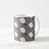 Pink-graue Pickleball-Tasse Kaffeetasse (VorderseiteRechts)