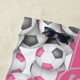 Pink-graue weiße Fußbälle Muster für Mädchen Strandtuch