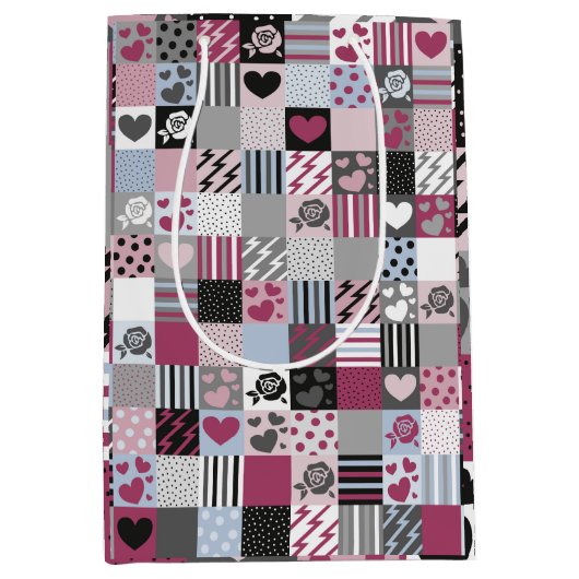 Pink & Gray Patchwork Hearts Mittlere Geschenktüte (Vorderseite)