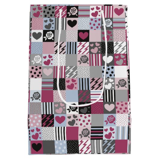 Pink & Gray Patchwork Hearts Mittlere Geschenktüte (Rückseite)