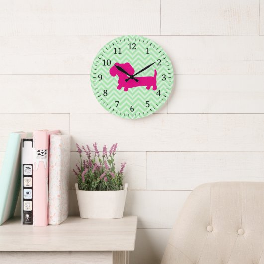 Pink & Green Dachshund Wall Clock Große Wanduhr (Lesesaal)