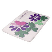 Pink Green Lila Doodle Blooms Butterfly Slogan Badematte (Schrägansicht)