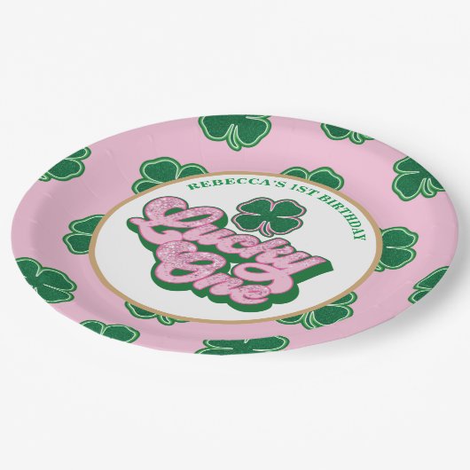 Pink Green St. Patrick'S Lucky One First Birthday Pappteller (Schrägansicht)