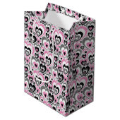 Pink Grey Black Hearts Pattern. Gift Bag Mittlere Geschenktüte (Vorderseite Schrägansicht)