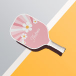Pink Groovy Daisy Retro 70er Individuelle Name Gir Pickleball Schläger<br><div class="desc">Dieses niedliche Paddel mit groovy Illustration,  Dissy & individuelle Name wäre ein wunderbares Geschenk für Sportfreunde! Fügen Sie einfach den gewünschten Namen hinzu,  indem Sie auf die Option "Personalisieren" klicken.</div>