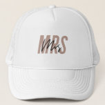 Pink Handwriting New Mrs Bride Honeymoon Hat Truckerkappe<br><div class="desc">// Benötigen Sie Hilfe bei der Anpassung Ihres Designs? Andere Ideen got? Kontaktieren Sie mich unter: zoe@gorjodesigns.com</div>