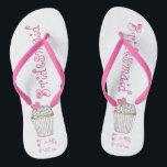 Pink Heart Cupcake Bridesmaid Hochzeit Flip Flops Badesandalen<br><div class="desc">Flip Flops zeigen eine originelle Marker-Abbildung eines Kuchens mit Zuckerguss,  Sprinklen und einem rosa Herz,  mit BRIDESMAID in einem lustigen rosa Schriftart.</div>