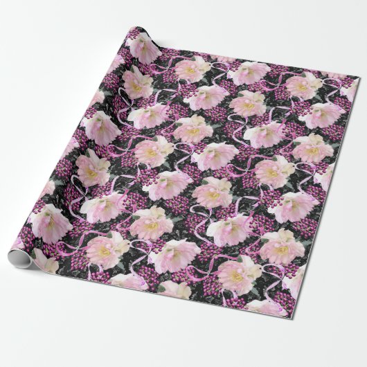 Pink Hellebore Blume Berries & Ribbons auf Black Geschenkpapier (Ungerollt)