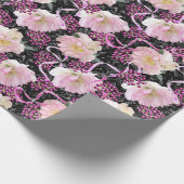 Pink Hellebore Blume Berries & Ribbons auf Black Geschenkpapier (Ecke)