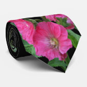 Pink Hollyhocks auf schwarz Krawatte (Gerollt)