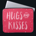Pink Hugs und Kisses | Herz | Valentinstag Laptopschutzhülle<br><div class="desc">Geschnittene Herzen vor einem rosa Hintergrund mit den Worten "Hugs and Kisses". Dies ist ideal für den Valentinstag oder nur,  um den,  die Sie Liebe geben. ©Rosewood und Citrus</div>