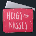 Pink Hugs und Kisses | Herz | Valentinstag Laptopschutzhülle<br><div class="desc">Geschnittene Herzen vor einem rosa Hintergrund mit den Worten "Hugs and Kisses". Dies ist ideal für den Valentinstag oder nur,  um den,  die Sie Liebe geben. ©Rosewood und Citrus</div>