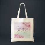 Pink Hydrangea Floral Team Bride Wedding Tote Bag Tragetasche<br><div class="desc">Begrüßen Sie Ihre Brautmädchen mit einer personalisierten, rosa Hydrangea Tote Tasche. Ihr Name ist in einem großen Schriftart geschrieben. Team Bride, der Name der Braut und das Hochzeitsdatum liegen darunter. Die rosa Hydrangeas sind in den oberen und unteren links Ecken. Ein weiches Aquarellmuster mit einem Flüstern aus Rosa, Gelb und...</div>