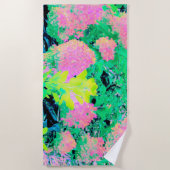 Pink Hydrangea Garden mit gelben Folies Strandtuch (Vorderseite)